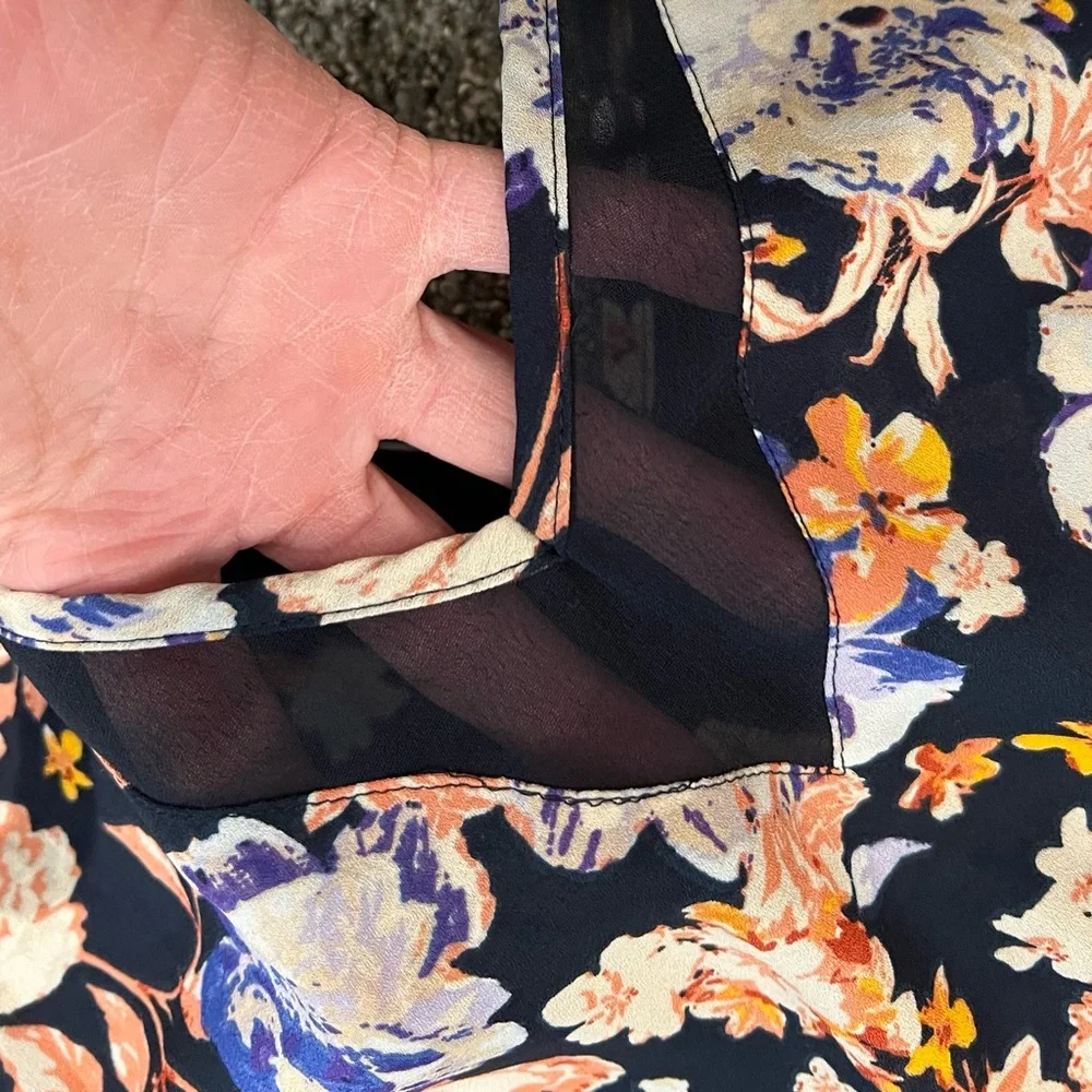 NWOT - MAURICES Dark Navy Floral Dressy V-Neck Sleeveless Top in Size M - Picture 7 of 9